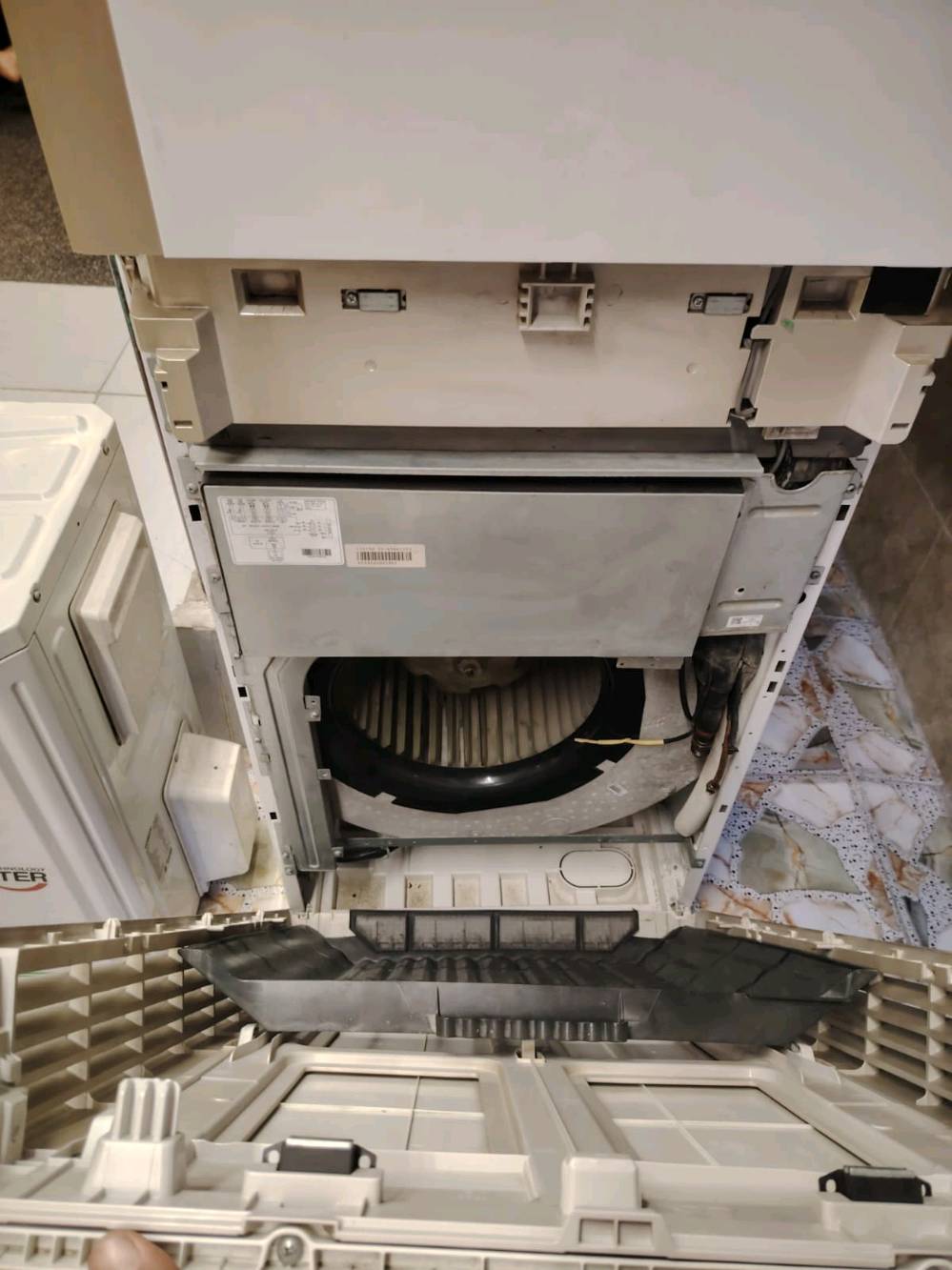 هذا مكيف من نوع سبلت ماركة TOSOT، نموذج TF-H366IZP3. يتميز بتقنية الانفرتر التي تساعد في توفير الطاقة. مناسب لجميع الأجواء ومزود بغاز التبريد R410A. مصنوع في الصين بتاريخ 2022 ويتحمل فولتية بين 220 إلى 240 فولت.