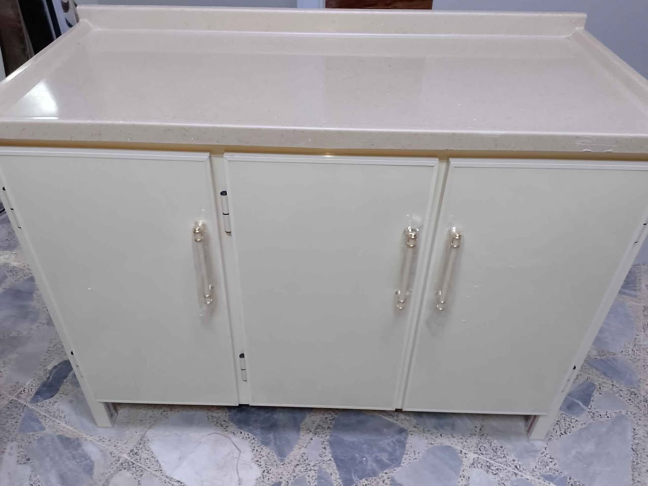 كاونتر متروعشرين مرمر 160الف مغلف بلاستيك من الداخل ضد الماء شرط الفحص ابواب مبطنه طبقتين توصيل موجود جميع مناطق البصره حجز وتساب *********** البصرة, العراق
