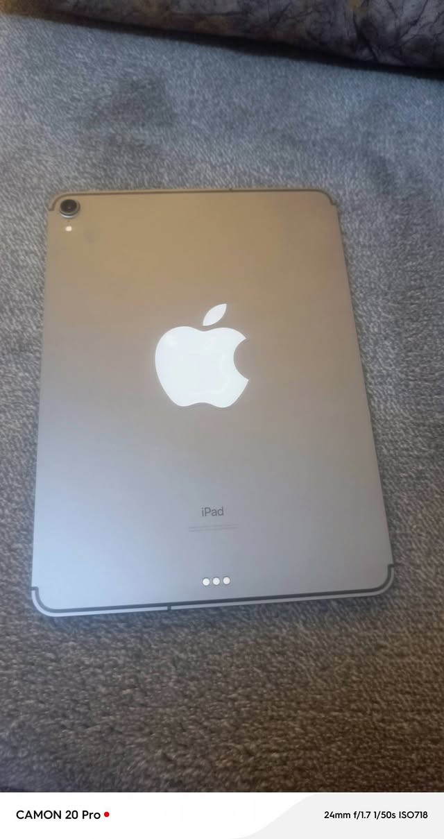 اياد  ١١ برو كامره واحده جهاز نضيف بطاريه ٩٤ ممفتوح ذاكره ٢٥٦ السعر ٥٥٠ بي مجال بسيط ***********
