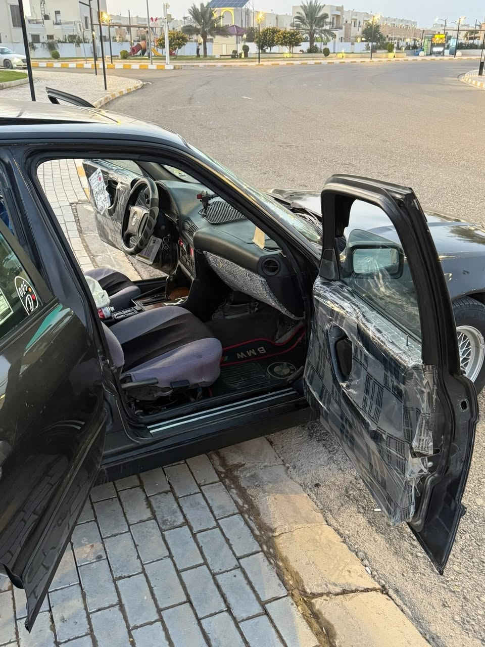 السلام عليكم BMW525 للبيع موديل 92 بجم عريض  السياره كير ومحرك شرط كير ياباني محرك مسكر فانوس كهربائيات كلها شغاله تخم تاير صدر جدد السياره مصبوغه للجماليه  بدون  خياس و بدون ضربه مشروع وطني السنويه إلى 26 السعر52 وبيها مجال قليل الشراي يتصل *********** ممتواجد عالفيس مكاني تكريت
