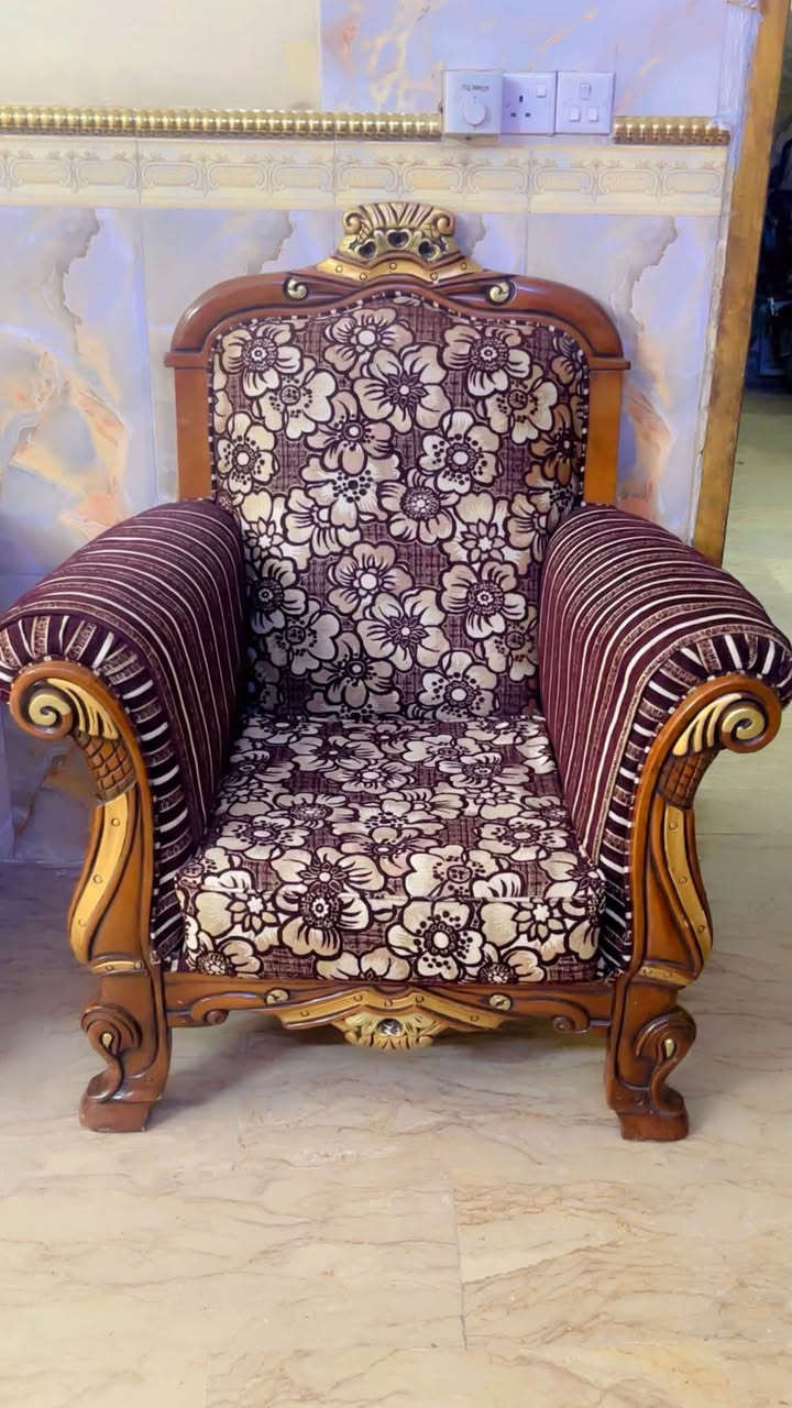 سلام عليكم تخم البيع عشر مقاعد خشب صاج اي ضرر مابي تكمه نضيف بغداد الحبيبيه سعره ٤٠٠ شراي يتصل (***********)
