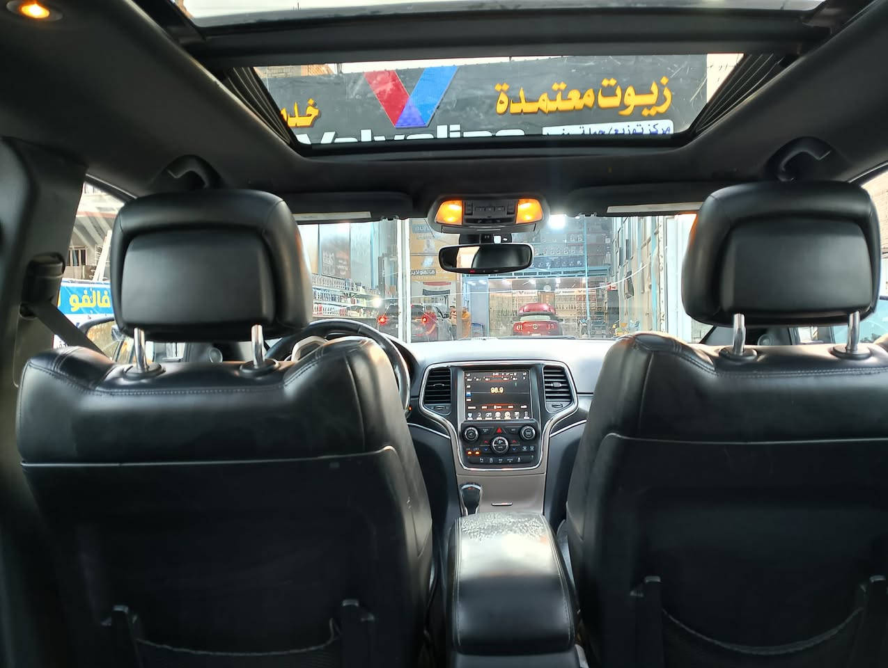 السلام عليكم 
جيب لمتد 2017 فول للاخير 
مكينه 6 سلندر 3600 مبرمجه ع بانزين عادي 
كير ومكينه بلاديات ممفتوحات 
مسويله سيرفس ادامه كاملة للمكينه 
رقم بغداد دولي
صبغ عام تغيير لون 
حادثه من أمريكا أسفل سياره وطخه بلقماره وصور حادثه موجوده بلمنشور 
وهنا بلعراق جاملغ خلفي يسره والباب سياره مغيرين لونه
بدون دواخل سياره بجم بلادي ايرباك فقط برده
المواصفات 
بانوراما 
بصمه 
شاشه جبيره وكامره خلفيه وحساسات 
رادار امامي جانبي خلفي 
توقف ذاتي امامي خلفي 
كشنات ثنينهن كهرباء وجلد تدفئه وتبريد 
كشن سائق خزن ميموري 
ستيرن كهرباء وتدفئه 
سستم صوت ودمام خلفي 
تخم تاير ويل كب مال SRT
سياره فول للاخير 
جاهزه مابيه نقص 
مكانه بغداد الكرخ 
السعر 158 وبيها مجال بسيط 
***********
