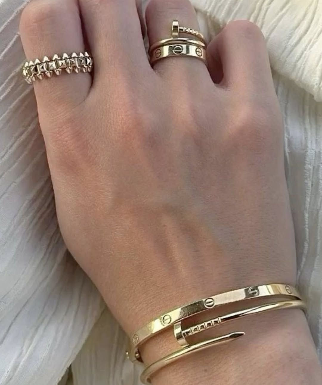 سوار وحلقات من كارتير باله 
حجم الحلقه كبير للحجز مراسلة الصفحة


**إذا كنت صاحب هذا الإعلان وتريد حذفه لأي سبب، رجاءا أرسل رسالة إلى الدعم الفني**