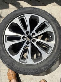 ويل كروم مع تاير نظيف  قياس 19 مال سورنتو  اصلي شركة السعر 160 الف الم...