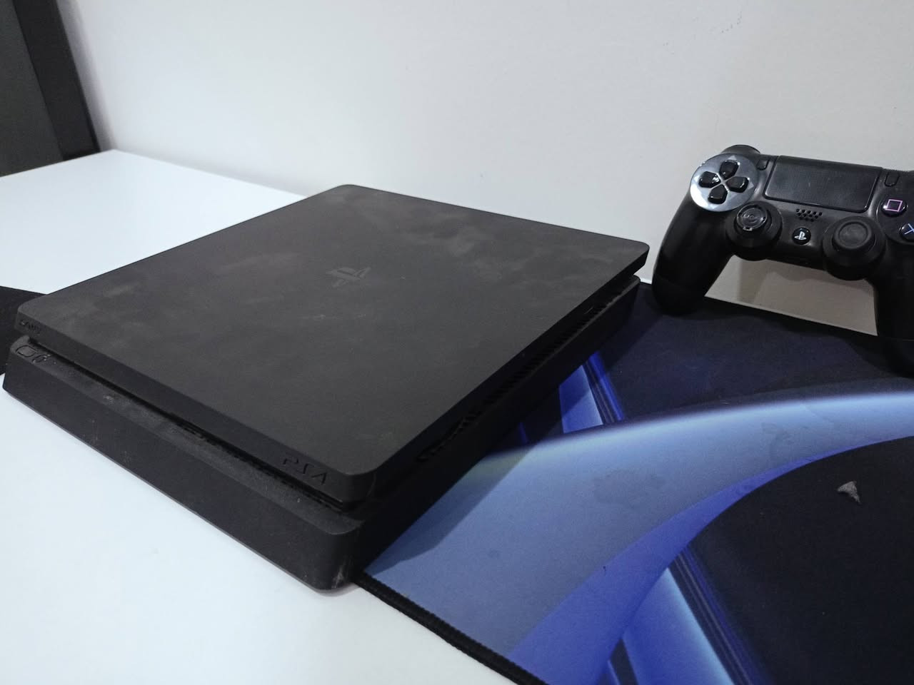 جهاز ps4 سلم نضيف 100%مع جويستك اصليه 
جهاز نضيف ما مفتوح مستعمل 4 اشهر 
السعر 200
التواصل على هذا الرقم 
***********
