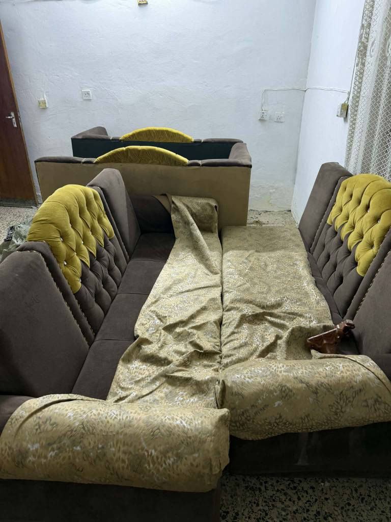 السلام عليكم 
1/التخم الازرك 10 مقاعد 5 قطع بيه ظرر بس التجوات جم وحدة خاسفة سعره 175 
2/التخم الجوزي 12 مقعد 6 قطع نظيف بدون ظرر سعره 300
3/ الديوان الاخظر 7 مقاعد 3 قطع ب90 الف 
مكاني حلة بكرلي *********** حلة, بابل
