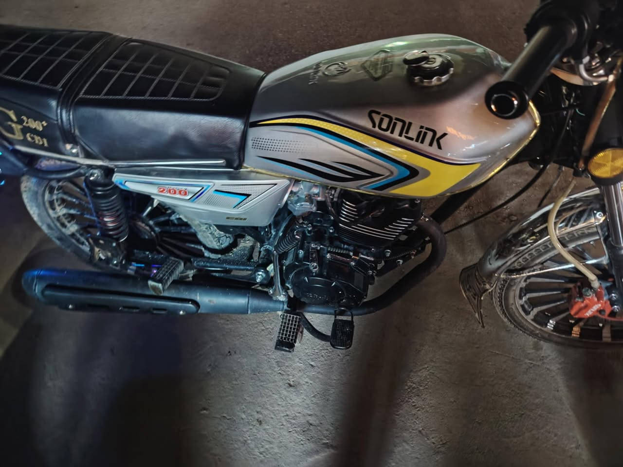 دراجه سونك للبيع محرك 200 مكفوله كفاله عامه اوراق سعرها 800 وبيها مجال موديل 2024 ماعايزها برغي مامتعوبه الدراجه حيل نضيفه *********** اتصل وبيك خير وتدلل
