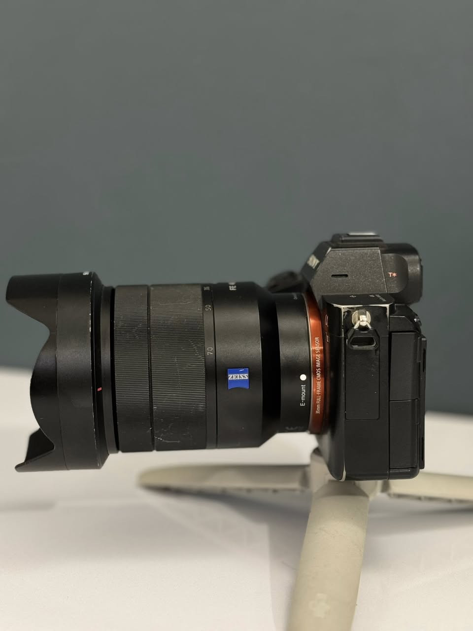 السلام عليكم سوني a7iii مع العدسة
السعر مليون و600 الف بيها مجال 
 الكامره موضحه بالصور من كل الجوانب
 رقم الهاتف ***********
