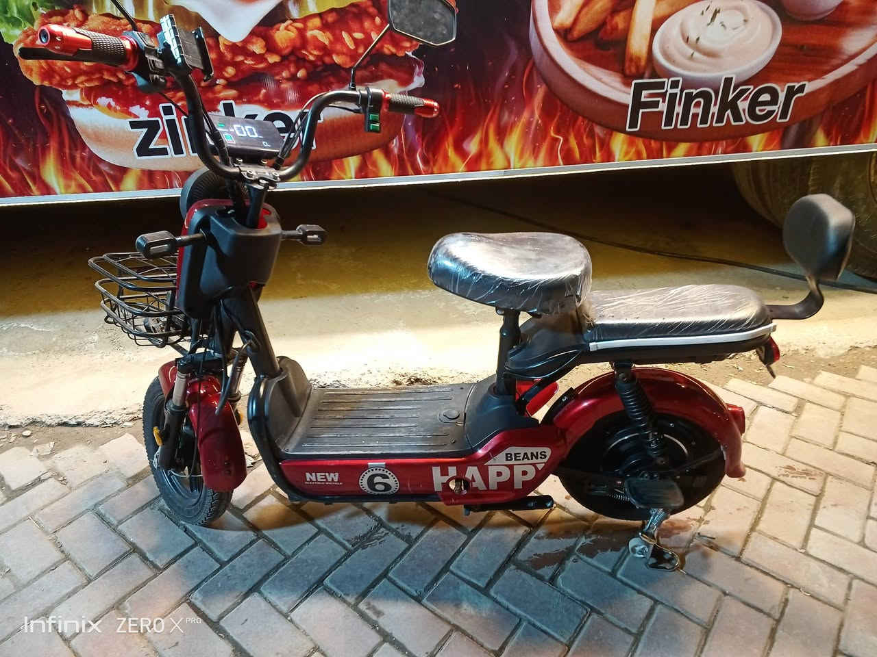 السلام عليكم دراجه شحن حجم 14 الدراجه جديده مثل ما موضح بصوره 4 بطاريات 4 سرع كهربائيات كلها شغاله وياها شاحنه قرأت شحن السعر 300الف وبيها مجال قليل 
العنوان زعفرانيه 4 شوارع *********** واتس اب
