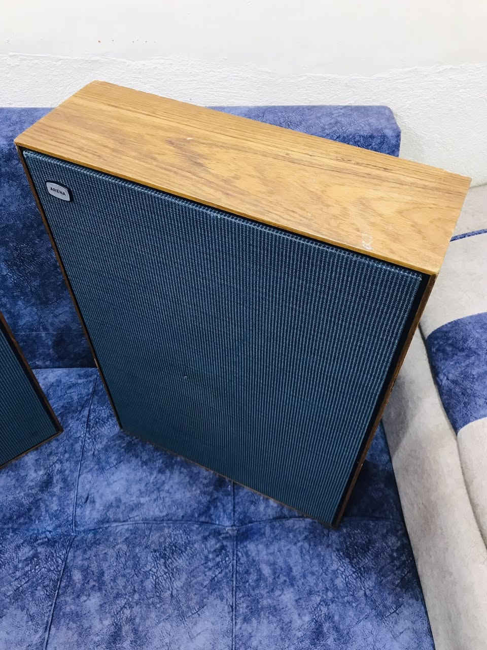 للبيع
سماعات من شركة ARENA 
صناعة الدنمارك 1975 
نظافة السماعات قريب 95 ٪؜ 
اداء وصوت جداً جداً راقي 
10 او 8 انج  4 اوم رتفاع 58 سم  41 عرض
وزن جداً ثقيل  المظهر الخارجي من الخشب
للاستفسار اكثر مراسلة الصفحة 
وات ساب ***********
