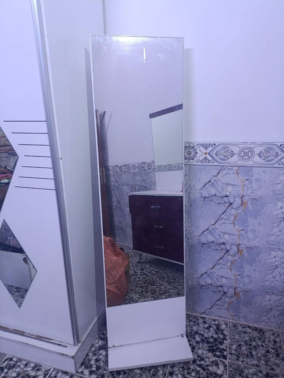 السلام عليكم  غرفه البيع السعر 200المكان النجف رقم ***********
