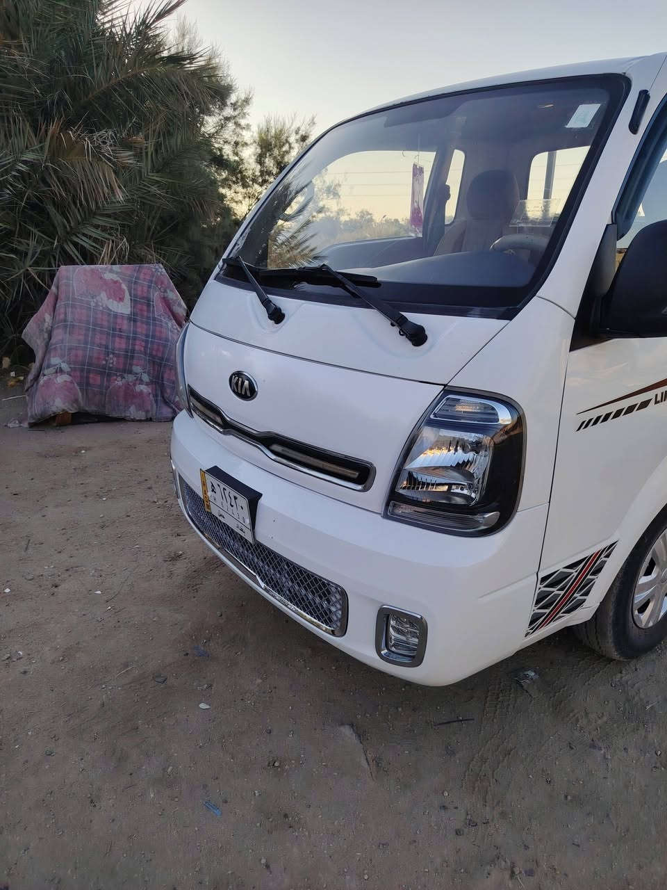 السلام عليكم ورحمه الله كيا عموشه السياره كفاله عامه من عدا المؤشر عليه بالصوره شقط صغير والباقه مقفول جير مكينه تبريد صدر الشراي يتصل مكانه بغداد الشعله سياره تحويل مباشر انتصر خاص ما اجاوب  ***********
*********** السياره موديل 22 السعر 138 وبيها مجال قليل
