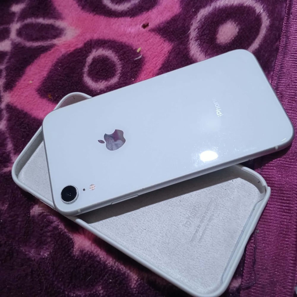 ايفون اكس ار كلشي بلادي بطارية ٨٢ فقط شخوط خفيفه بل شاشة وسماعات الجوة وحدة منهن ماعرف شبيهه وكفت بطارية بلادية يعني يصرف شحن مو تجيني تكلي ليش يصرف لان بطارية بلادية وبقيه جهاز كلشي مابي