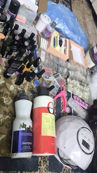 عندي ذني الأغراض ( أغراض اكرلك ،واكياس صبغ شعر ،واوكسجين ،واصباغ شعر )...