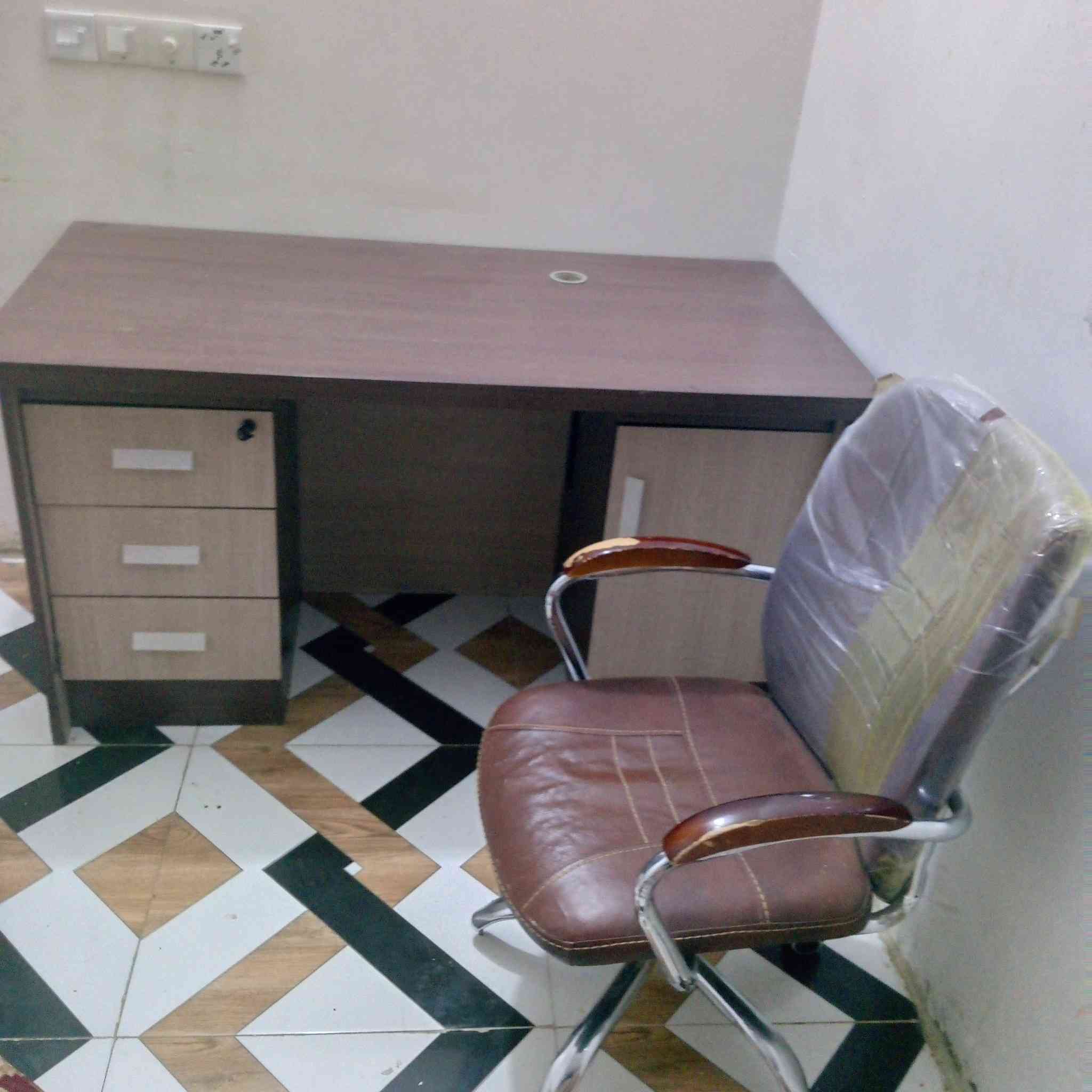 سلام عليكم ميز مكتبي سوكي مو تسكام +كرسي متحرك 360درجه مع طبله زغيره  نضيفات ما بيهن اي شي مستخدمات شي قليل خاص ما متواجد الرقم ***********
