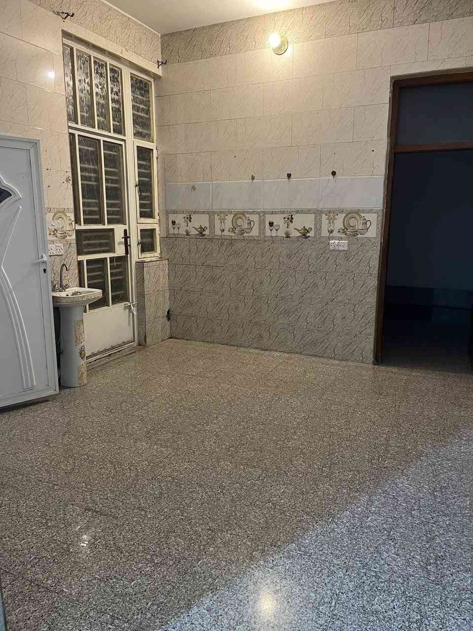 متاح للإيجار
شقة للإيجار نظيف جدا 
غرفة وصالة وخدمات  مدخل معزول
العنوان حي سومر قرب شارع المدارس
الايجار ٤٠٠ الف  
للاستفسار ***********
