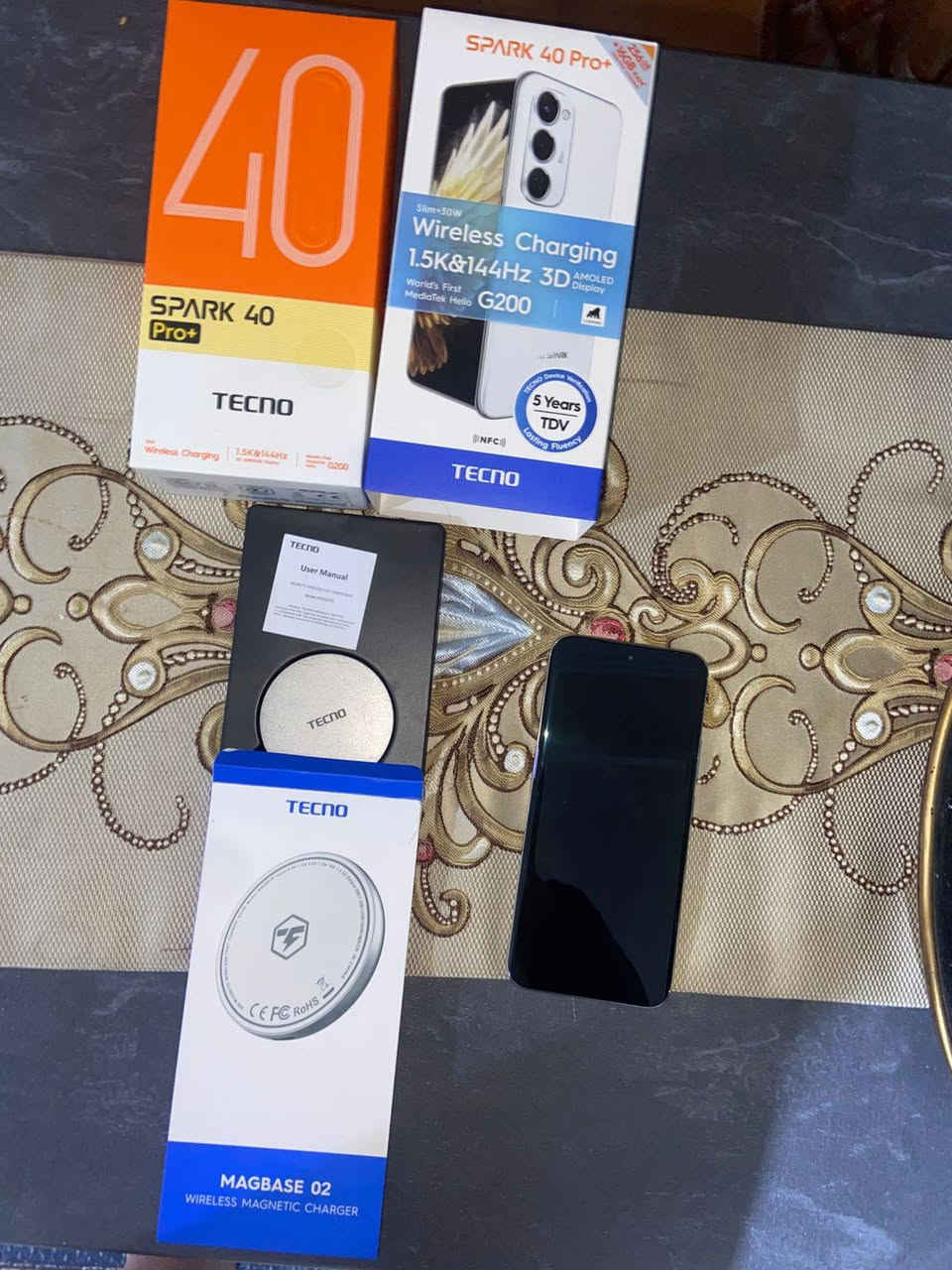 للبيع: Tecno Spark 40 Pro Plus (تكنو سبارك 40 برو بلس)
النظافة: (: نظيف جداً أخو الجديد / مستخدم لفترة بسيطة).
المساحة: 256 جيجابايت.
الرام: 16 جيجابايت (8 أساسي + 8 ممتد).
الشاشة: شاشة أموليد منحنية 144Hz بدقة 1.5K (ألوان وسلاسة خيالية).
المعالج: Helio G200 قوي جداً بالاستخدام والالعاب.
البطارية: 5200 مللي أمبير (تطول يوم كامل) وتدعم الشحن السريع واللاسلكي.
الملحقات: العلبة كاملة + الشاحن اللاسلكي المغناطيسي الأصلي المتطور (MagBase 02) الموضح بالصورة.
السعر: (270 الف بي مجال بسيط 
المكان: (بغداد
للتواصل *********** متواجد فقط واتساب
