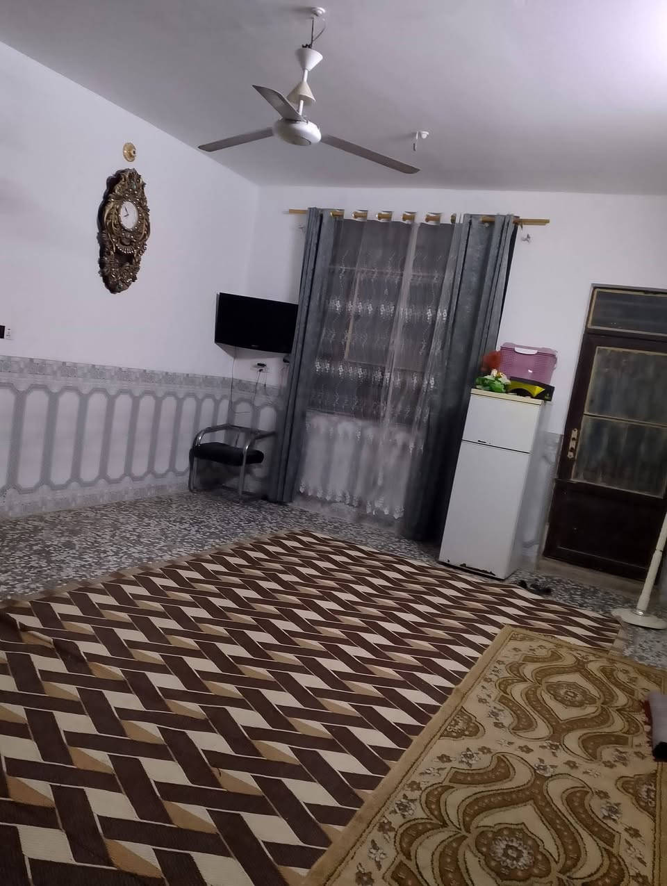 السلام عليكم بيت للبيع مساحة 300 متر بناء طابوق الاساس والسقف صب عالي عن الشارع واعلى البيوت المجاورة3غرف واستقبال وصاله ومطبخ وتخاريج كاشي وسيراميك زراعي عنوان نجف كوفه قري مسلم ع سايدين ميثم دور الحوزة حي الصدر الثالث قرب شارع المطار الجديد شارع 7 فرع مول تبوك مشمول بلتطويب والشوارع مرقمه وجميع الخدمات موجودة اسواق ومدارس ومجمعات وخطوط نقل للاتصال على رقم صاحب البيت مومكتب ***********
