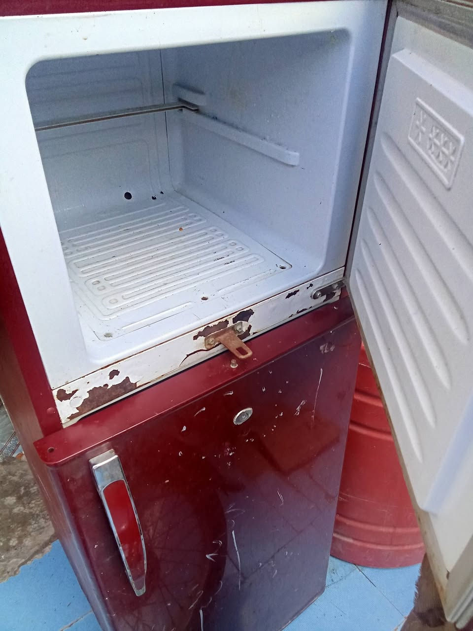 ثلاجه شغاله ثلج للبيع فقط بابها واكع رماده مكسوره بسعر مناسب
***********
