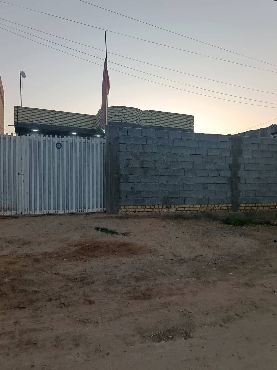 بيت للبيع المساحه 400متر طابو سند 25 بناء حديث غرفتين نوم وصاله ومطبخ وستقبال وحديقه وكراج سياره عالي عن الشارع عنوانه طويريج حي الجمعية المستقبل  قريب على التبليط جدا عرض الشارع 10متر السعر 115وبيه مجال للتواصل ***********
