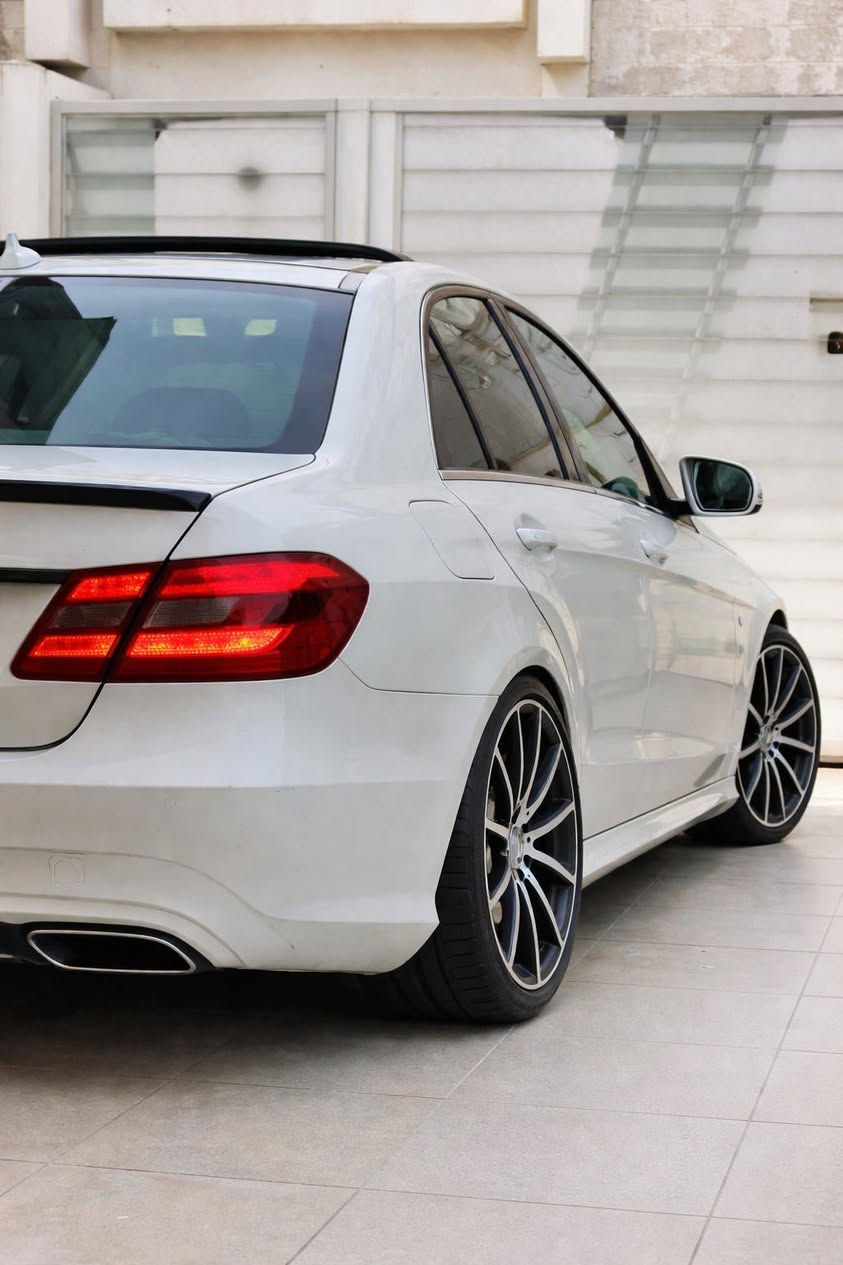 السلام عليكم حبايب
Mercedes-Benz E350 
مارسيدس E350 2012 
محرك 3500 مو 3000 
تو ويل وارد الماني 
الضرر بنيد اجة مصبوغ من المانيا بدون معجون على فحص 
وبارد بس نص الداير مال  جاملغ الخلفي اليمنة وعلى فحص سونار 
ماشية 115 الف ميل 
المواصفات:
شاشه كبيرة
ماوس شاشة
كشنات كهرباء
كشنات خزن

حزام امان كهرباء

تركشن تزحلق
ابواب ترحيب شعار مارسيدس
كير مثبت سرعه
داخل اسود مع تطعيم صاج
سماعات هارمن
اناره محيطيه داخليه بلادي
مري كهرباء
كاميره خلفيه دوارة
دعاميات AMG اصلي
دوس AMG اصلي  
كير مكينه تبريد صدر حدادية كلة جاهز
ادامه منضومه محرك
ادامه منضومه كاملة فلاتر وكير 
*********** 
السعر 20 الف  وبيه مجال للطيبين
