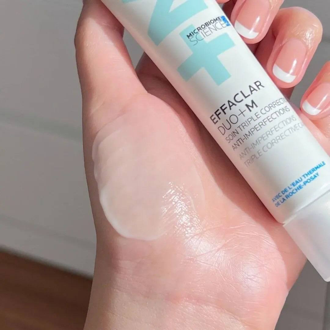 لاروش بوزيه كريم ايفيكلار + - 40 مل💙
مضاد للعيوب, للرؤوس السوداء، آثار حب الشباب وتقليل التصبغات الوردية/البنية.
يفتح المسام بفعالية، مقللًا من البقع.
استمتعي بترطيب يدوم 24 ساعة ومختبر من قبل أطباء الجلد.
يُقلل من ظهور العلامات العنيدة ويمنح البشرة مظهرًا أكثر توحيدًا للون.
مرطب ومهدئ، مناسب للأشخاص الذين يعانون من حب الشباب، بما في ذلك أولئك الذين يستخدمون بيروكسيد البنزويل بوصفة طبية. يناسب حتى البشرة الحساسة.
طريقة الاستخدام:
طبق هذا المرطب الخفيف في المساء على كامل الوجه مع تجنب منطقة العين الحساسة مع استخدام واقي الشمس في الصباح.
الحجم: 40 مل
المكونات الاساسية:
نياسيناميد, ساليسليك اسيد, بيروكتون اولامين
خالي من الكحول و البارابين و الزيوت و الزيوت المعدنية


**إذا كنت صاحب هذا الإعلان وتريد حذفه لأي سبب، رجاءا أرسل رسالة إلى الدعم الفني**