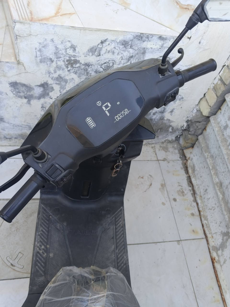 السلام وعليكم دراجه نوع تايلج
2025 دراجه جديده مصار شهرين من ماخذه بطارياته جديده بعدها ستخدم داخل منطقه بس دراجه فول مواصفات 

7 بطاريات كبار 

بيه نضام R

بيه نضام P

بيه مثبت سرعه 

بصمه سويج 

ملف 1200

تمشيك بالسرعه الوحده 90 كيلو 

دارجه رايده ب 750 وبيه مجال 

*********** مكاني بغداد الغزاليه
