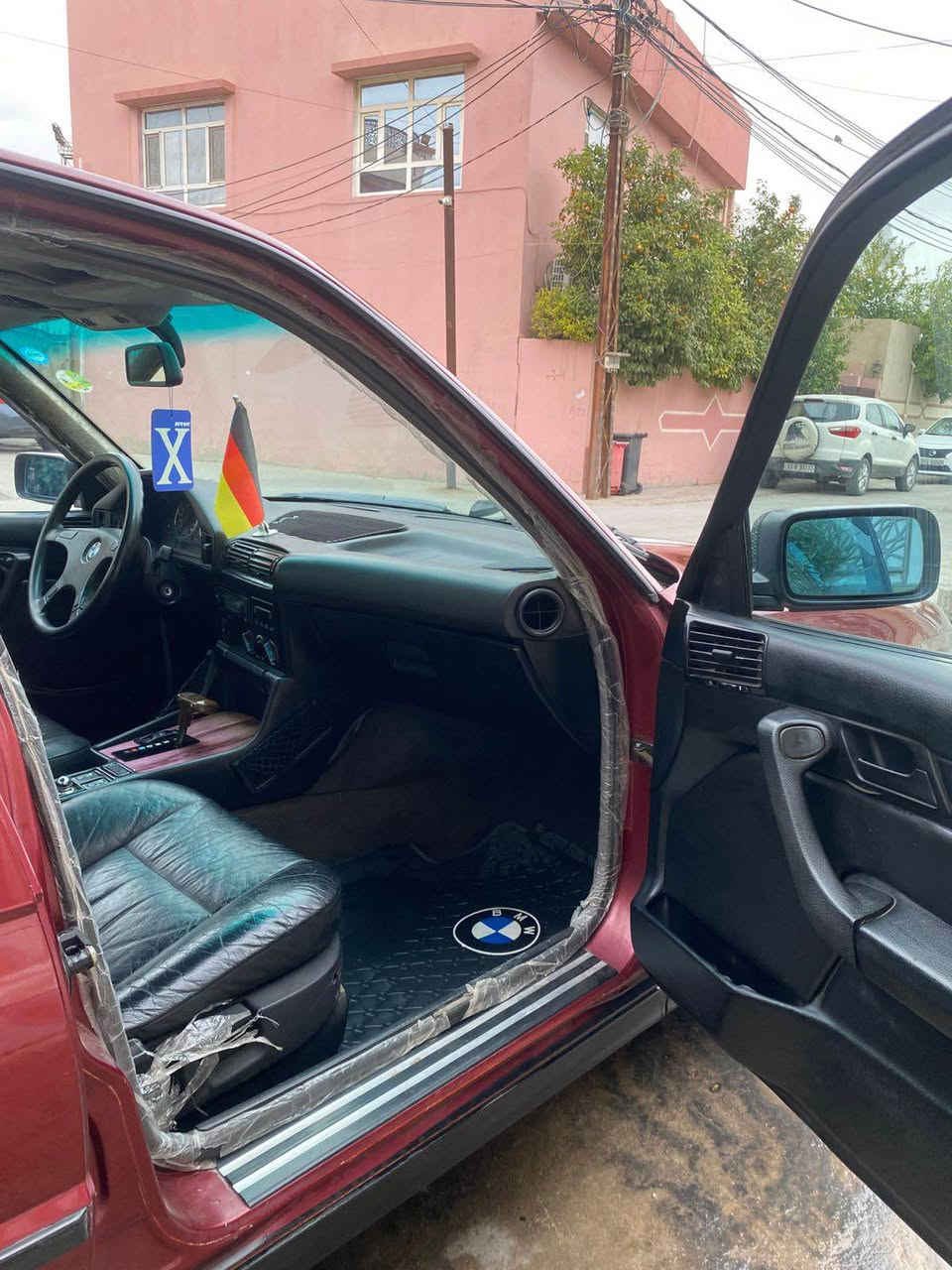 سلام عليكم 
bmw موديل  فول١٩٩٢
سلايد و كشن جلد بلادي جلد 
سياره جاهزه كامله 
كهربائيه كلها شغال 
راديتر جبير جديد 
تاخم واير بلادي لوك جديد 
٤ تايرات شبح لوك 
ما بيها اى مسرف 
تبريد تدفئه خير من الله بشرط 
سياره ما بيها اى مصرف 
صبع عام للجماليه فقط بدون ضربه بدون دواخل 
حتى سقف و تكم بدون معجون 
سياره كلش نظيفه سنويه و رقم جديده لل ٢٠٣٠ باسمي  
بطاقه بنزين موجود 
السعر رايد ؛ ٧٩ ورقه 
مكاني كركوك 
***********
*********** كركوك, العراق
