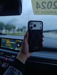 iPhone 17 Pro Max ذاكره 256سيم كارت ZA لون ابيض بطاريه 100 نظافة 100 م...