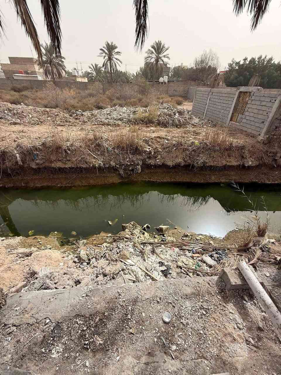 🔹 بيتين للبيع تريد واحد أو تريد اثنين 
📐 المساحة: 125 متر مربع لكل بيت
📄 الملكية: طابو زراعي عراقي
✨ تفاصيل كل بيت:
▪️ غرفتان نوم
▪️ صالة
▪️ مطبخ
▪️ ديوانية
▪️ صحيات
▪️ كراج
🌊 خلف البيت نهر جاري يضفي أجواء هادئة وجميلة
📍 الموقع: البصرة / أبي الخصيب / الصنكر
🚗 قريب جداً على الشارع العام الداخلي (السايدين)
💰 السعر: 75 لكل بيت (قابل للتفاوض)
📞 للاستفسار والاتصال: *********** ابو الخصيب, البصرة
