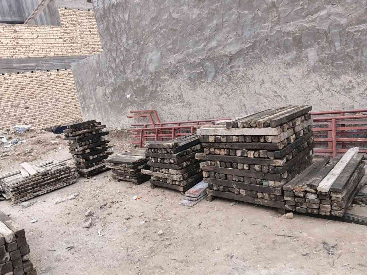 قالب خشب للبيع العدد10 مكاعب 
لوح4متر أربع مكاعب +طول3متر.لوح. مكعب وأربع+سير 3متر العدد42 ومقاصير 4مكاعب +63جك عجمان العنوان بابل المركز *********** غير متواجد عل فيس
