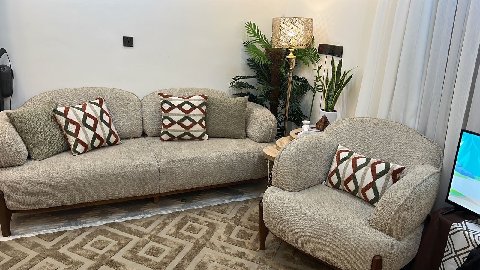 صلاح الدين تكريت / 100 دار
تخم بوهيمي نظيف بعده جديد فول متانه ومابي اي ضرر بس اجه قياسه جبير على الصاله   اخذته ب 3 ملايين من الجشعمي 
//8 مقاعد..قنفات
2 كبار وكراسي 2 
بيع ب 1.250.000 وبي مجال