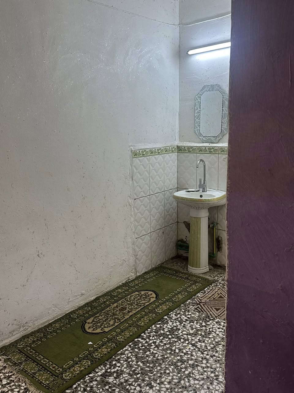 200 م
طابق ونصف 4 غرف نوم
گراج الاسدي فرع افران النصر 
للاستفسار *********** واتس اب
