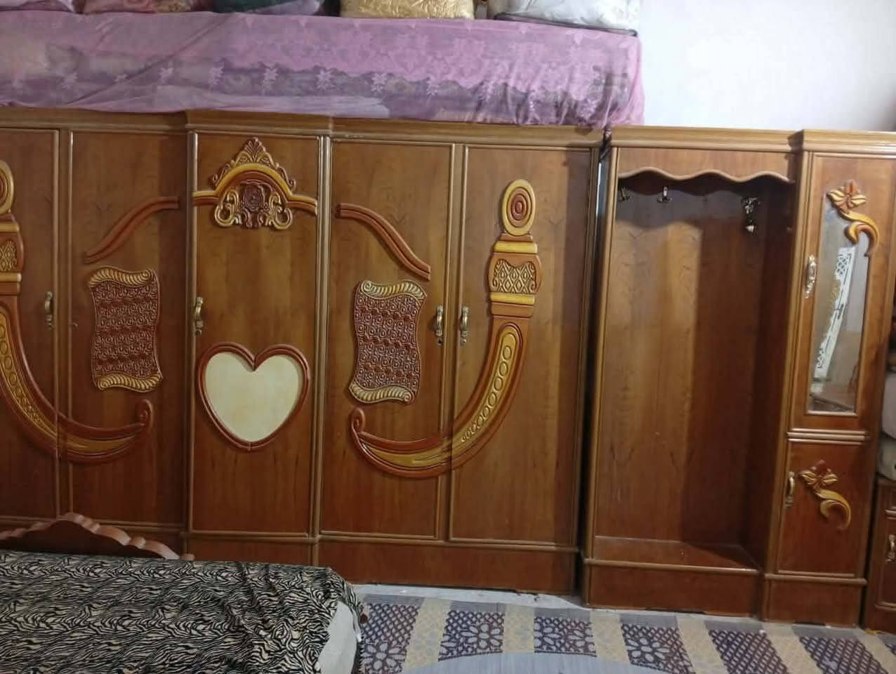 سلام عليكم غرفه كامله سعر مليون وبيها مجال قليل  الغرفه مستعمله نظيفه كلش شغل درجه اولى كلها مكان نجف مشخاب رقم ***********
