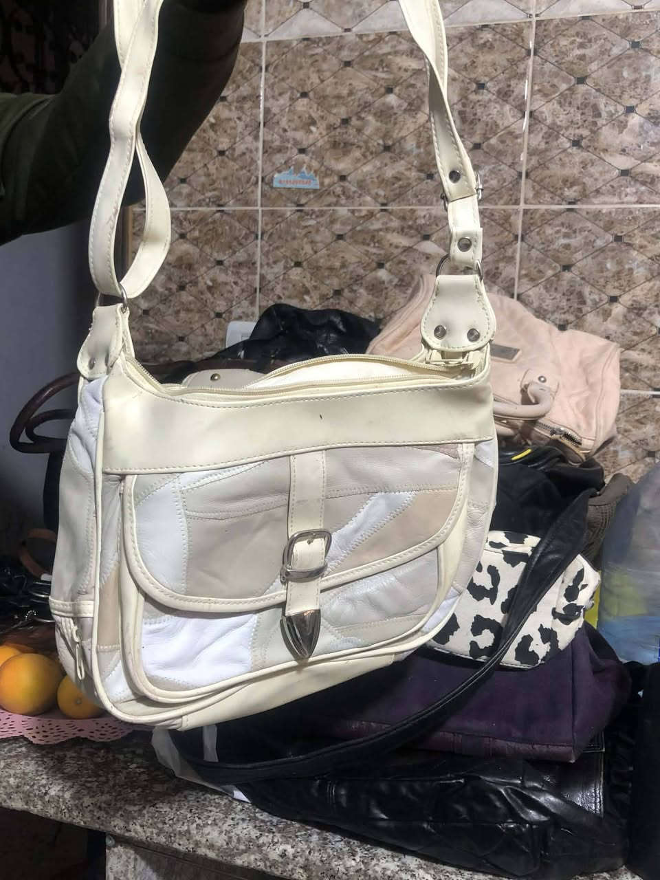 وافق ادمن الله يرزقك و يرزقنا يارب 
البيع بسعر حرق  لحق حالك اخر شروه ق اربد
شنط اروبي لم تعرض بمحل بعدها بخيرها
  يوجد ٩شوالات كل شوال في 40شنطه 
 مطلوب فيهم ٢٠٠دينار من الاخر
  يعني بطلع الشوال تقريبا ب ٢٢دينار
بضاعه نمره 2 نظيفه 
 للبيع المستعجل
موحودات ب اربد


**إذا كنت صاحب هذا الإعلان وتريد حذفه لأي سبب، رجاءا أرسل رسالة إلى الدعم الفني**