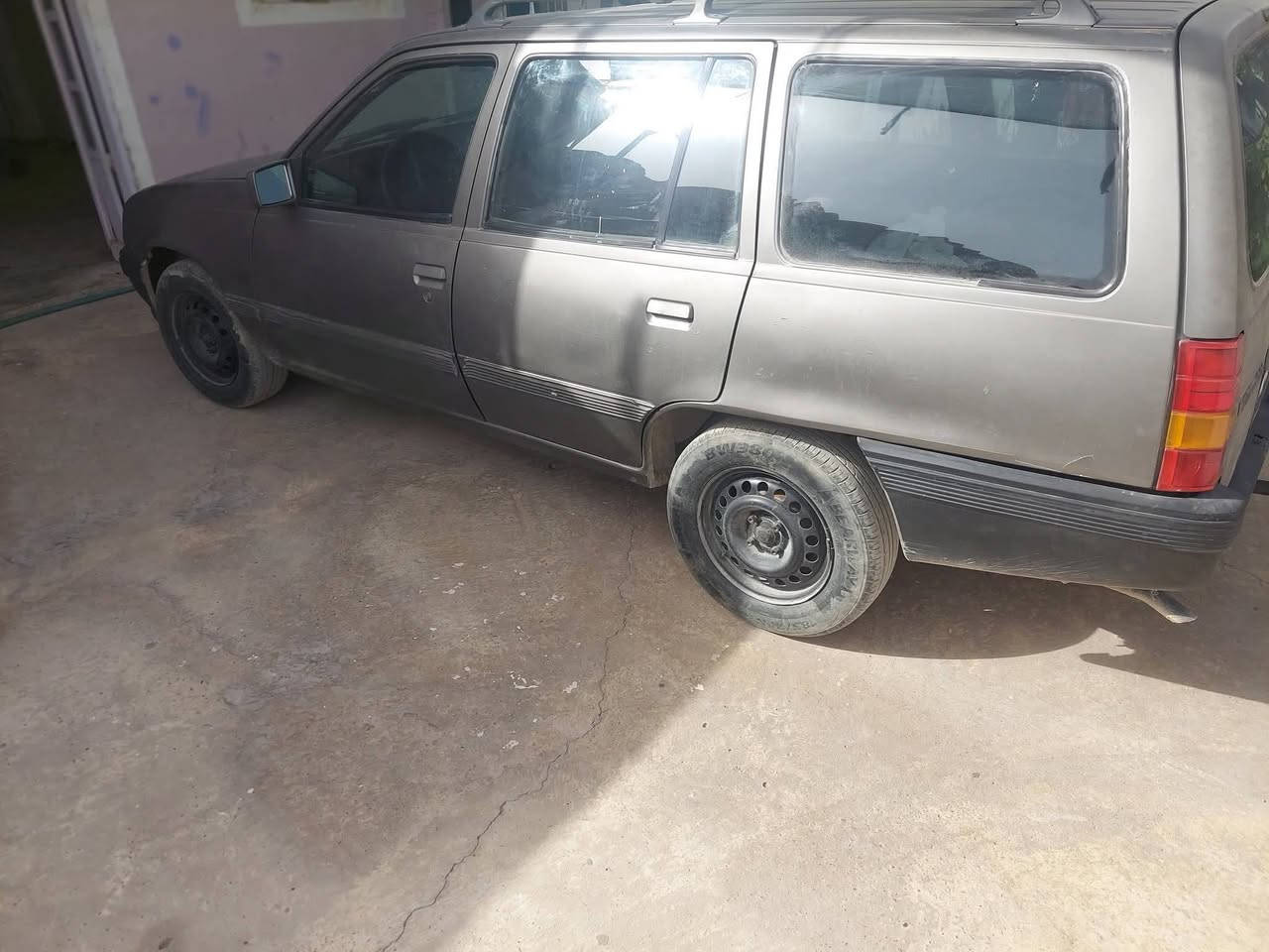 سلام عليكم اوبل كاديت للبيع السعر ٢٥ ورقه و بيها مجال قليل رقم موبيل *********** العنون ناحية المحلبية
