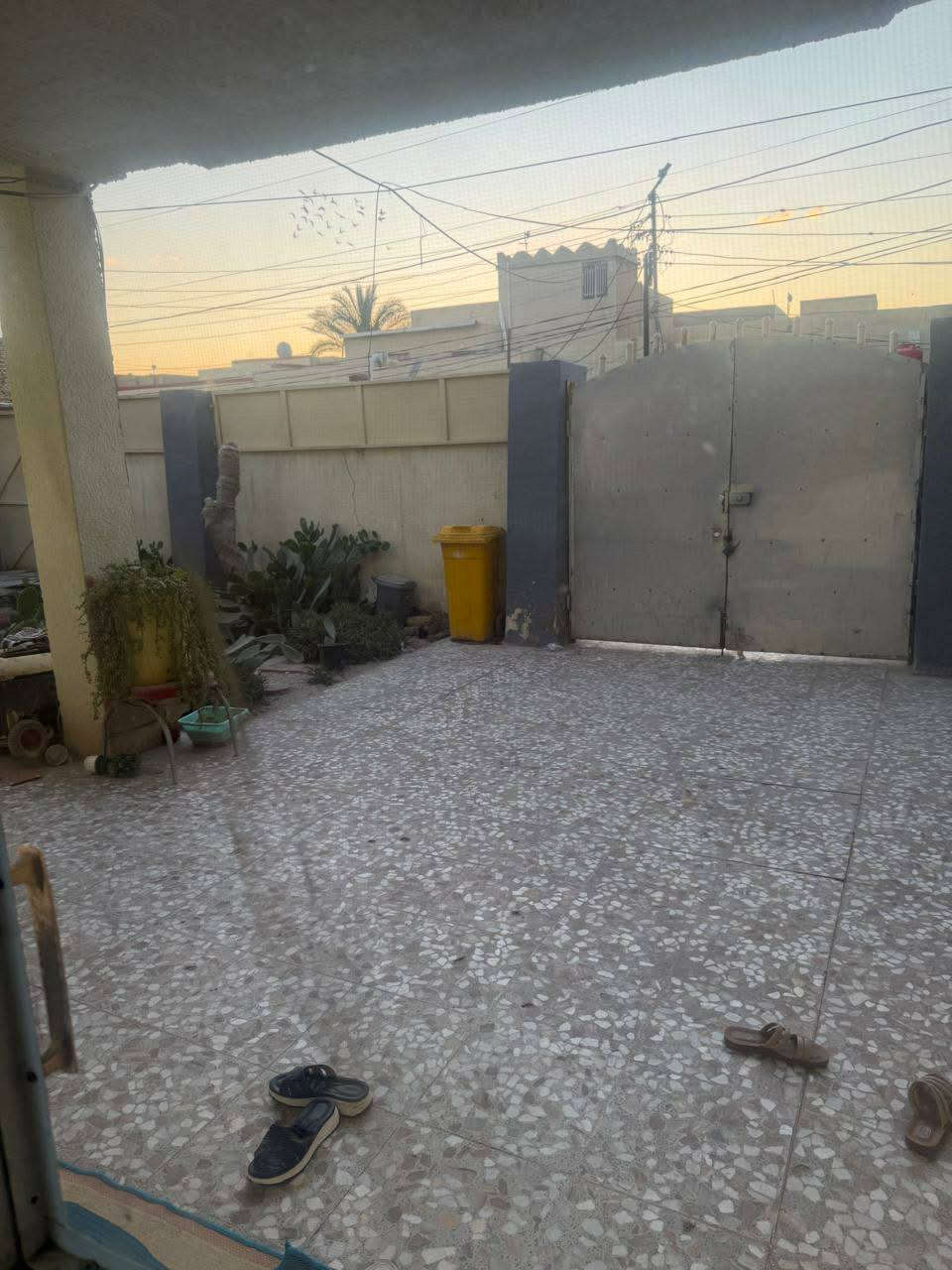 بـــسم اللَّه 
السلام عليكم ورحمة الله 

#دار للبيع 
الموقع حي الإمام علي (ع) 
طابو صرف المساحة ٢٣٠ متر
الواجهة ١١ النزال ٢١ متر
الشارع عرضه ١٥ متر
يحتوي الدار على طابقين 
الطابق الأول ( صالة كبيرة + مطبخ +غرفتين+ مجمع صحيات 
الطابق الثاني أيضا غرفتين وهول 
البيت كله بي ٤ غرف 

للأستفسار أكثر الإتصال على الأرقام التالية ويوجد فيها واتساب أيضا

‪0783 240 5146‬‏
***********
