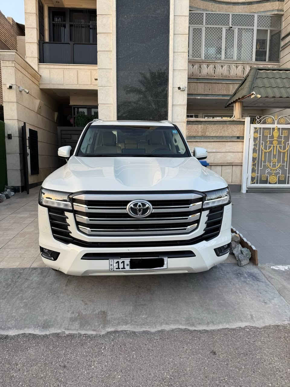 السلام عليكم
بيع  او مراوس مع  باترول شكل جديد 

لاندكروز    ٢٠٢٤   GXR   تيربو 
 (((   ماشيه   ٥   الاف  فقط    )))
محرك                  ٣٥٠٠        تون توربو    

ضمان شركة ساز  ٣  سنوات  او  ١٠٠   الف كيلو متر 
ضمان     السيارة      يخلص        سنة     ٢٠٢٨  
 
 صيانة مجانيه و تغيير زيت وفلتر مجاني    

السياره  رقم   بغداد      السنويه  بسمي صارله يمي   ((  سنه  ونص ))
السياره واكفه بالكراج  واستخدام كلش قليل 

مكفوله من كلشي لا صبغ ولا بارد ولارصعات ولا تكحيل  ولا دبل كود حتى الجام مكفول من الكسر والفطر
مكفوله من چكت الايره

مواصفات 
---------
-محرك  ٣٥٠٠   تون توربو
-سلايد روف
- الكشنات كهرباء  
-كشنات تبريد 
-كشنات خزن ميموري
-تشغيل عن بعد + دخول ذكي 
هاندبريك بصمه + اوتو هولد 
-كشنات جلد
- لايت   لد 
-بك لايت خلفي لد
-شاشة لمس حجم كبير قياس   ١٢.٣  بوصة
-كامرة دوارة اصلية
-رادار خلفي
-حساسات امامي خلفي
-شاحن موبايل وايرلس
-ثلاجة
-ثلاث وضعيات للقيادة ( رياضي - اعتيادي- اقتصادي)
-جنطة كهرباء
-سستم ايرباكات
-فور ويل  وانظمة تركشن ودفلوك ونظام زحف
-فول تحكمات ستيرن
-نظام صوت سماعات   JBL
-شاشات خلفيه
-بروجكتر
-زراك لايت
-بصمه عدد ٢

وبقية المواصفات المعروفه في فئة  GXR  تيربو
وكل عدته وكتلوكاته وارضياته  وسماعاته  بالباكيت ما مفتوحه ولا مستخدمه

المكان  بغداد / الحارثيه   
للاستفسار       ***********
السعر   ((  ٧٥٥    ورقه ))

//////ملاحظه  /////
---------------  
اخوان نفس مواصفات سيارتي بالضبط 
سعر الزيرو  ٢٠٢٥  بشركة ساز    ١٢٧   مليون   دينار
تطلع بالدولار    ٨٢٠    ورقه    تقريبا 

المحرك   التيربو    اغلى  من   المحرك العادي بالشركة  ب    ١٠٠   ورقه  

اني سيارتي حاله حال الزيرو ومكفوله من كلشي 
وعارض بسعر مناسب لان اريد ابيع ولشراي خلي يتأكد من الشركة قبل ما ايخابرني
