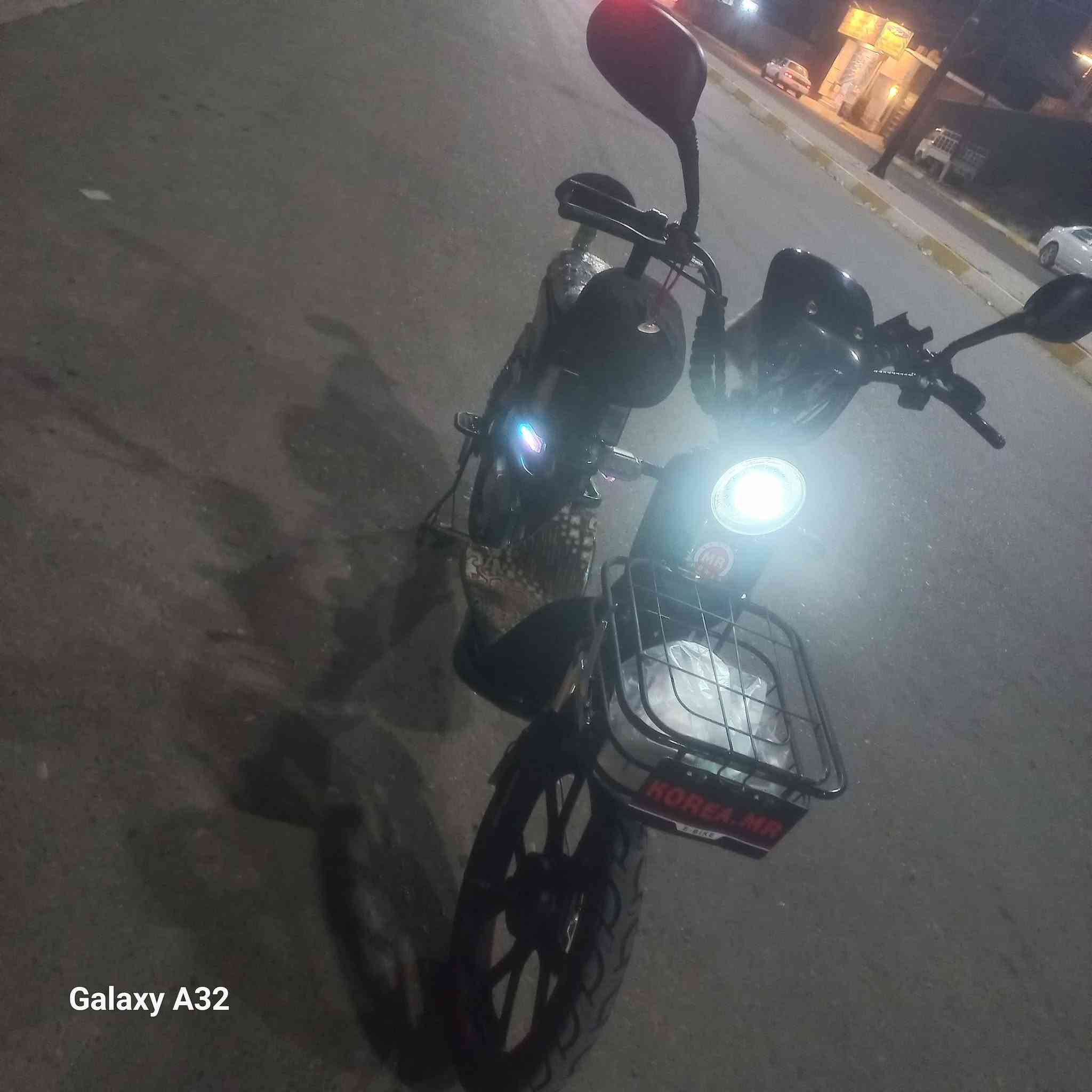 سلام عليكم ماطور شحن اللبيع نضيف حيل شغال كامل حجم ٢٠ بصمات ثنين سويجات ثنين شحن الوحدة يمشيك 60كيلو تشغيل عن بعد بلوتوث اشاير يمين يسار دبل إشارة سعرة 400 وبيها مجال اللطيبين وهذا رقمي ***********
