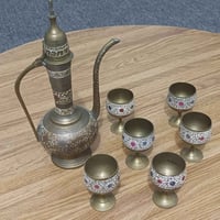 طقم برونز • صينية مزخرفة • ٦ فناجين