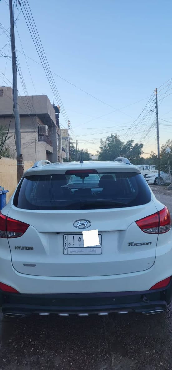 سلام عليكم
Hyundai Tucson
 هيونداي توسان 2011 خليجي مضلع 
اللون ابيض ⚪️
السيارة مواصفات Standard 
محرك DOHC 2.0L 
القدرة الحصانية 167 🐎
العزم 197 نيوتن.متر ⚙️
 Oil Engine : 5W- 30 
فلتر الدهن K&N
الكير اوتوماتيك ⚙️
نظام الدفع : سحب امامي 2WD 🛞
قمارة حديد 
عدد الركاب : 5 💺
المحرك غير مفتوح 
الكير غير مفتوح 
عداد السيارة : 122775 KM 🛣
اضافة : 
حساسات وشاشة
مكفولة من الصبغ عدى دعامية الامامية مصبوغة اثر شخوط
السعر : 134💵  
الموقع : بغداد
للأستفسار : ***********
