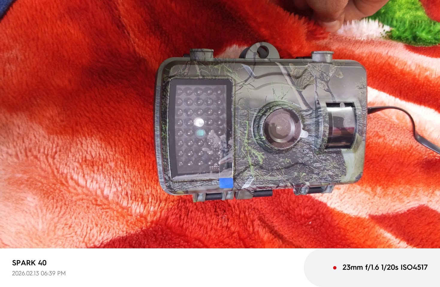 هذه الكاميرا هي كاميرا مراقبة الحياة البرية (Trail Camera) المستخدمة في الصيد ورصد الحيوانات.
دقة التصوير: تصل إلى 12 ميجابكسل وفيديو عالي الدقة 1080p. 
الرؤية الليلية: مزودة بمصابيح LED مخصصة للتصوير بوضوح في الظلام. 
التصميم: هيكل متين ومقاوم للعوامل الجوية (مقاوم للماء والأتربة) للاستخدام الخارجي. 
المميزات: تحتوي على مستشعر حركة لالتقاط الصور تلقائياً عند مرور الحيوانات.


**إذا كنت صاحب هذا الإعلان وتريد حذفه لأي سبب، رجاءا أرسل رسالة إلى الدعم الفني**