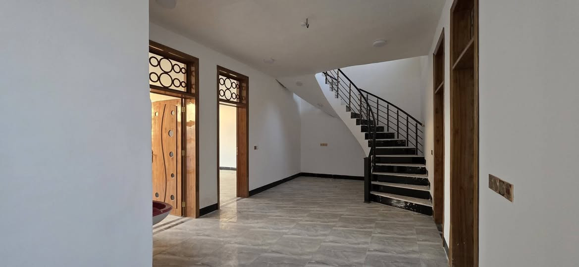 بيت للبيع بناء حديث بالمسيب حي المرتضى بالبداية 
المساحة ١٤٠ متر الواجهة ١٠
يحتوي على..
غرفتين نوم 
استقبال 
صالة 
مطبخ 
مجمعات صحية 
كراج + مناور 
السعر مناسب ٧٨ مليون قابل للتفاوض 
طابو زراعي سند ٢٥ تحويل مباشر 

عنوان المكتب: المسيب الشارع العام _فلكة الحي الصناعي مجاور ابو مروة للسيراميك 

عقيل الشمري 
***********
عباس الجنابي
***********
يوسف شلب
***********

#عقيل_الشمري #مكتب_قضاء_المسيب_للعقار #حي_المعلمين #بيت_للبيع #عقارات_العراق 

701
