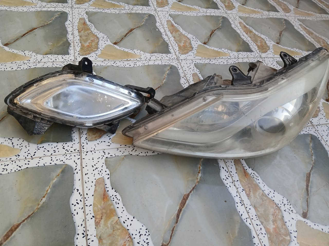 قطع غيار جنسزز اصلي لايت ابو لد الأصلي وبلاجكتور جهت سايق ودبل اصلي كامل مع لوي وبطانه باب الساق ونيكل البنيد ونيكلات باب السائق وبطانه البنيد اغراض اصليه مال شركه ***********
