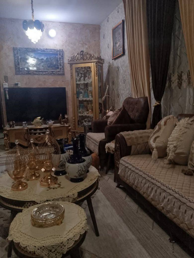 السلام عليكم جميعا للبيع للبيع فقط
بيت مساحة ١٠٠ واجهة ٥ الة ربع نزال ٢١ بناء سنة٢٠٠٥دبل فاليوم مسلح طابو ملك صرف  نظيف جدا الفديو موجود موظح البيت فرع عريض تقريب ١٥ متر عرضة  ديكور ونقش باب رئيسي موجود فقط اطلع واحد يشتغلة الك

بناء طرمة مدخل عالصالة وممر على طول بيت مدخل للمطبخ حولي بين مطبخ وصالة خدمات حمام وتواليت  مشترك وترك عرض مترين في ٣ ورة المطبخ 

طابق ثاني/غرفتين نوم كبار وممر بين الغرفتين طابق هم بيتونة وسطح عالجهتين على كبر الغرف النوم 

البيت كلة سيراميك جدران ورق جدران مغلفة مثل مموظح بالفديو السعر ٢٠٥مليون وبي مجال بسيط قفلة ٢٠٠ عنوان البيت 🏠 بغداد الجديدة النعيرية الفرع مقابل مدرسة ابن سينا ثالث بيت عن الفرع للااستفسار الااتصال على الرقم *********** البيع مباشر من صاحب دار بدون دلالية
