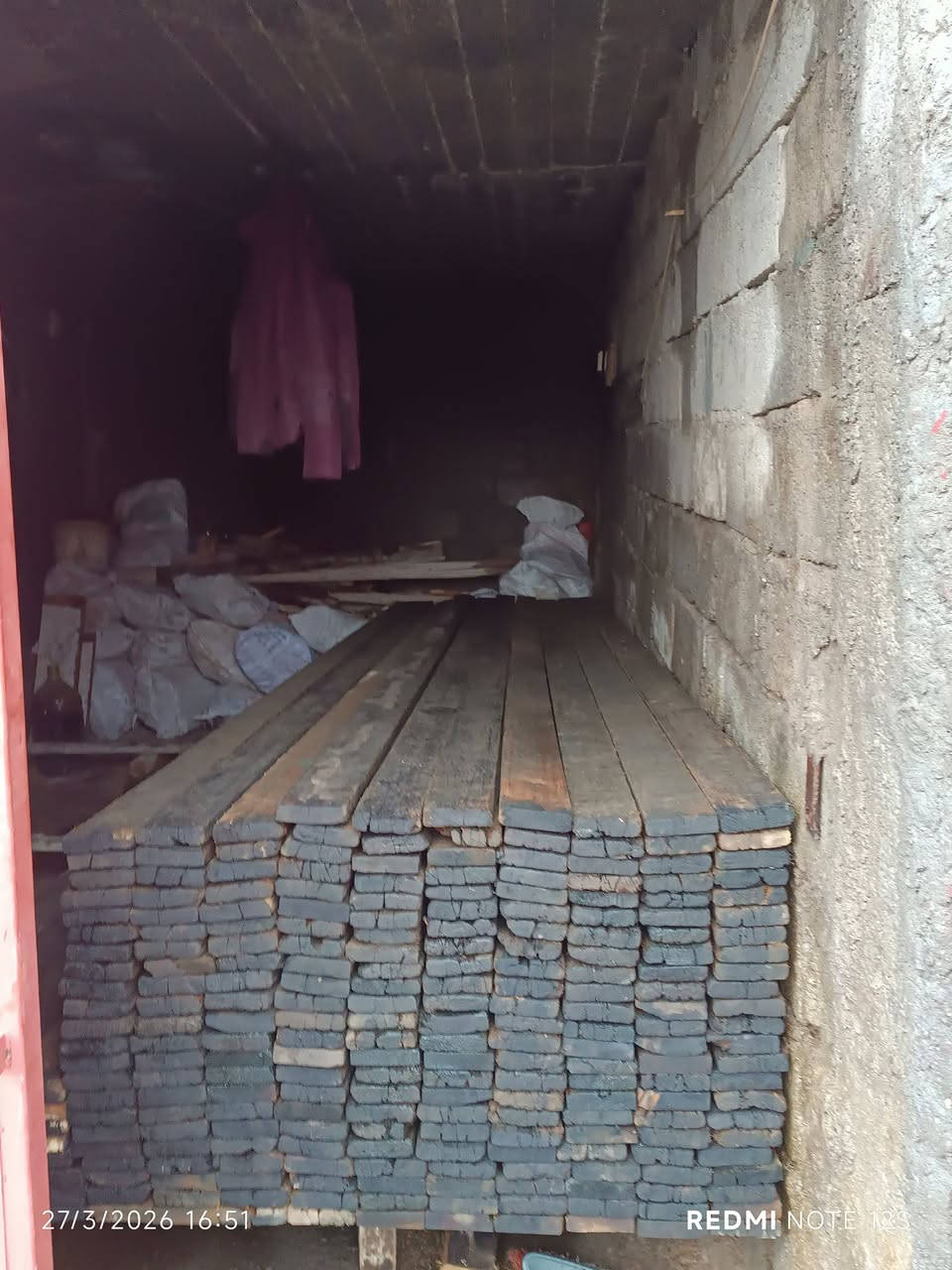 مكعبين ونص لوح 4متر مدهن احمر ..
***********
خانقين.
