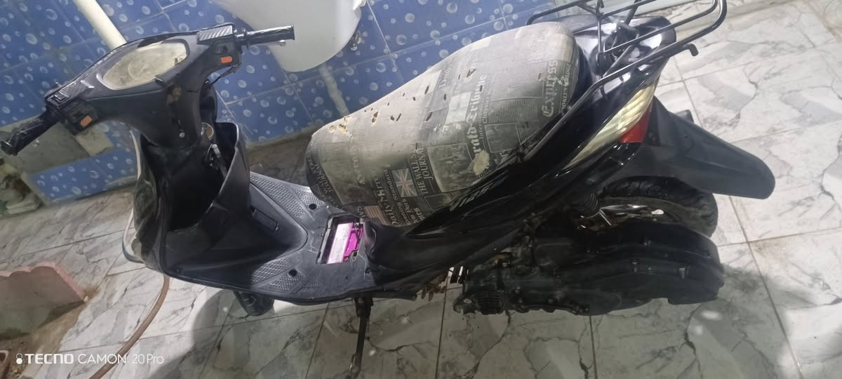 ادرس للبيع مفتوحة دراجة سلف و هندر شغال عوزهه كم شغلة كتف اشاير و عداد سهلات اما الباقي شغالات .. سعرهه 350 وبيهه مجال مكاني كوت حي الحوراء 
***********
