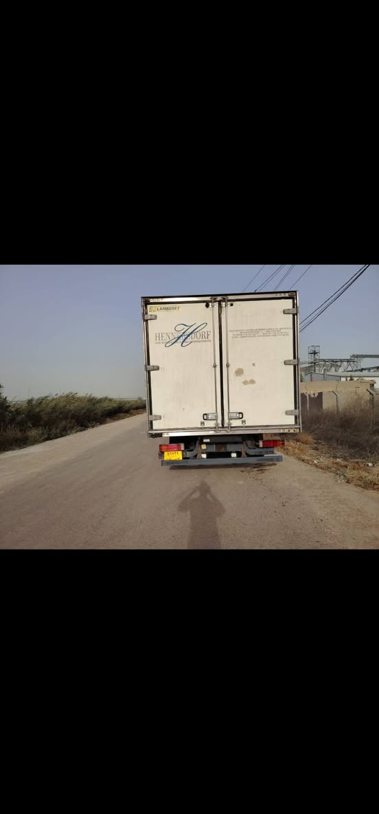 مارسيدس اتيكو
موديل ٢٠٠٣ 
مكينه اربعه 
طول سته وربع 
تبريد منفصل 
تبريد قماره 
***********
