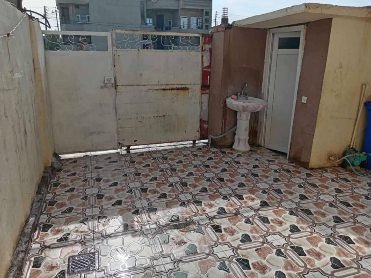 اسلام وعليكم بيت 100 للبيع طابو صرف او المراوس مع 200 متر  الموقع حي العسكري قرب الكوسترات قريب على سايدين محطت الشمس صاد على ساحه بيت فول سيراميك موقع مميز السعر المطلوب 95 وبي مجال بسيط ***********
