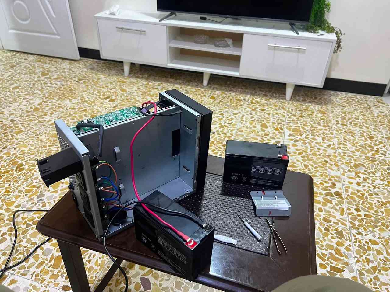 رجعتلكم بحل صوت الفان على ups الاونلاين بعد التجربة الكاملة اخوان اولاً صار اسبوع اجربها والامور طبيعيه جداً وماكو اي سلبية واني قصدت وبهالمنشور اشرح عن نضام الـ ups كامل منشور شوي طويل بس تطلع منها بنتيجة

نبدي….

اولاً اخوان انواع الـ ups الي متوفرة عدنا اكثرها انواع اقتصادية وماتحصل بي مواصفات قويه لذلك تلكى بي صوت فان قويه يشتغل بشكل وبسرعه ثابته صوت قوي مزعج كلش اذا وضعو للـ ups حساس حراره ومروحه قويه سايلنت رح يزيد سعرها كلش 🔺السبب خلف تشغيل الفان بكل قوته وبكشل مستمر انو الشركات الصينيه من تصنع ups يحسب حساب انو يستخدمو جماعة المستودعات على اجهزة كثيرة التعدين والاجهزه الطبيه وغيرها من اعمال بهيج اماكن يشتغل بي اجهزة كثيره يصير حرارة قويه لذلك ييخلون ups مروحتها شغاله دوم بكل سرعتها حتى مايحمى نهائياً.

بس نحن نستخدمه بالبيت على بلي او pc فلذلك مانحتاج كل هالسرعه بالفان وبالعكس يسوي ازعاج ماتتحمل فـ هم مقيدينك هم ماتكدر تتحكم بي بالنضام نهائيا.

✅فـ نجي للحل____وركز للحل الثاني والنقطة الثالثة مهمة‼️

1- اخوان الحل الاسهل انو تجيب مروحة سايلنت ومراوح السايلنت ماموجود عدنا بالاحجام الي يجي عل ups فلذلك تضطر توصي من امازون ويكلفلك مبلغ عالي ومع تأخير كبير يعني يكلفلك سعر توصيل گد دبل سعر المروحه. اني جبت مروحه غير شركة متوفره هنا مثل ماموضح بالصوره شديتها صحيح صوتها اخف من الاصلي بس بفرق 20% هم يضل مزعج بعض الشي فـ سالفة تبديل المروحه ابتعد منها.

2- انو تجيب منضم فولتية مثل هذا الي بالصورة سعرها مايتحاوز 4 الف دينار وتكص اسلاك المروحه وتربطها بطريقة صحيحه اهم شي…
وتشغل الـ ups وتضل تخفظ الفولتيه لحد ماتصل مستوى من تبتعد متر من ups ماتسمع صوتها بعد نهائياً وبهالحاله خلص تحاول تشد المنظم على شي داخل ups كون مايطلخ الاجزاء الالتكرونيه بعض والاهم اتأكد من جهة المروحه يكون يدخل هواء داخل ups مو يخرج هواء

3- من الضروري تفعل وضع الـ eco بالـ ups لان بوضع eco الـ ups رح يخرجلك كهرباء مباشرة يعني اثناء وجود الكهرباء ups يكون بوضع الخمول يعني البطاريات ماتشتغل والمحول شبه طافي واكثر المكثفات تقريباً بوضع الخمول هذا شي يعني مدام القطع بالخمول يعني حرارة ماكو فقط اثناء الانطفاء يحول للبطاريه بهذا الحاله يبدي المحول والبطاريه والمكثفات يشتغل يعني اثناء وجود الكهرباء حراره ماكو وركزلي لاهم نقطه بوضع الايكو تخلي مستوى الفولتية بين 240-200 بهالحاله شيصير الكهرباء من يهبط تحت 200 راساً يحول للبطاريه ومن تصعد اكثر من 400 ايضاً يحول للبطاريه ويطلعلك 220 (يعني يحول لوضع الاونلاين) ثابت حتى يحمي اجهزتك بس اثناء وجود الكهرباء الفولتيه مدام 200-240 يضل ينطيك ياه مباشر واذا صار تقلبات بهذا المعدل مايأثر للأجهزة بس اذا تبقى بوضع الاونلاين المحول والبطاريه والمكثفات يشتغلون بشكل مستمر هذا شي يسبب حراره والعلم المروحه موجوده وشغاله بشكل هادء هو كافي للتبريد بس وضع الايكو افضل بهواي تتجنب بي الحراره بشكل كامل.

طبق كلامي وخلي ups يم تجميعتك وستمتع وانسى الازعاج

ورح اعوفلكم رابط صفحة الي يبيع المنظم بالتعليقات


**إذا كنت صاحب هذا الإعلان وتريد حذفه لأي سبب، رجاءا أرسل رسالة إلى الدعم الفني**